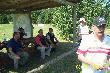Ma�o odporni na ekstremalne warunki pogodowe wiali pod wiat� w poszukiwaniu cienia.