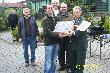Najlepszy powszechniak - Maciej Sakwa - w otoczeniu organizator�w.
