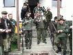 Boska i Tadys rozdaj� uczestnikom polowa� identyfikatory.