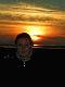 Portret na tle wschodz�cego s�o�ca