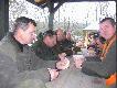 przerwa na posi�ek.Tzreba si� wzmocni� by celniej strzela�:)