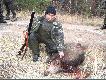 Krzysztof Poli�ski ze strzelonym dzikiem