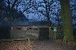 Drewniany wigwam "Pod d�bami" zbudowany wsp�lnymi si�ami koleg�w z ko�a "DROP" na rocznic� 50-lecia istnienia Ko�a
