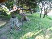 Zdj�cie 4. Dla w�tpi�cych jeszcze jedno zdj�cie.
Nie by�o wyboru: skoro syn chcia� polowa�, musia� 3x trafi� poppera wielko�ci komory impali z 75 jard�w. To nie jest zdj�cie pozowane, wida� wylatuj�cy z lufy dym po strzale. Kaliber 375 H&H magnum. Ale najs�absza elaboracja Norma Barnes TSX, ci�ki czeski sztucer ZKK 602, i trzewik Beartooth z niesamowitym poch�aniaczem energii odrzutu. Ch�opak ostrzelany, od dw�ch lat trenuje strzelectwo kul� i �rutem w katergorii sub-junior, ale ma 11 lat i wa�y 54 kg..