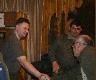 Janusz wita Tadysa w domku my�liwskim