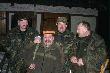 Zbyszek, Jarek & sp�ka przed zbi�rk�, na tle domku my�liwskiego