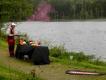 Zdj�cie 16. Zaczyna si� trudniej: teraz tylko po 4 rzutki na raz, ale strzela z biodra.. I dlatego jedna seria bez pud�a, 4/4, ale dwie wymaga�y poprawki, 4/5. Ale wszystkie rzutki rozbi� w locie.. I tylko siwy dym si� co chwil� rozwiewa..

