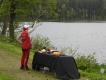 Zdj�cie 18. Strzela� - r�wnie� bez pud�a - trzymaj�c strzelb� jak pistolet.