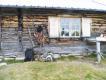 Specjalnie dla Nostisa:
Mam tylko takie zdj�cia tej chatki. Wg napisu wybudowana w 1937 roku, na miejscu starej. Kilkana�cie lat temu gont zast�piono blach�. Kilka lat temu dodano baterie s�oneczne + antena telewizyjna (tv trzeba sobie przynie��, 8 km pod g�r� od parkingu w linii prostej, a id�c moren� to przynajmniej 12 km :-)) 2 izby, kom�rka, s�awojka i 'bastu' (szwedzka sauna). Woda bie��ca i wanna w potoku. Widzia�em zdj�cia z 1978 roku - wtedy wok� by�a tundra, ale idzie ocieplenie, i teraz stoi ju� w lasotundrze (tj wok� wyros�a brzoza lapo�ska).