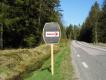 Strzelectwo w Szwecji to nie tylko 'test �osia' czy trap nordycki. Bardzo powszechne jest f�ltskytte = strzelanie polowe, albo w formule biathlonu letniego, albo biegu patrolowego. Jest to konkurencja strzelecka o wojskowym rodowodzie, ale..92% zawodnik�w to my�liwi, a wi�kszo�� pozosta�ych nie uko�czy�a 15 lat, i dlatego jeszcze nie s� my�liwymi. Strzela si� biegaj�c od strzelnicy do strzelnicy, na nieznane odleg�o�ci - trzeba samemu je oceni�, ustawi� celownik i wzi�� poprawki na wiatr. M�odzicy strzelaj� wy��cznie z kbks na odleg�o�ci 30-140 metr�w, a juniorzy i seniorzy r�wnie� z karabinu na odleg�o�ci 200-700 metr�w. Na zdj�ciu - drogowskaz wskazuj�cy wjazd na strzelnic�, zrobiony z tarczy 'beczka' z konkurencji wielkokalibrowej.