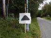 Strzelectwo w Szwecji to nie tylko 'test �osia' czy trap nordycki. Bardzo powszechne jest f�ltskytte = strzelanie polowe, albo w formule biathlonu letniego, albo biegu patrolowego. Jest to konkurencja strzelecka o wojskowym rodowodzie, ale..92% zawodnik�w to my�liwi, a wi�kszo�� pozosta�ych nie uko�czy�a 15 lat, i dlatego jeszcze nie s� my�liwymi. Strzela si� biegaj�c od strzelnicy do strzelnicy, na nieznane odleg�o�ci - trzeba samemu je oceni�, ustawi� celownik i wzi�� poprawki na wiatr. M�odzicy strzelaj� wy��cznie z kbks na odleg�o�ci 30-140 metr�w, a juniorzy i seniorzy r�wnie� z karabinu na odleg�o�ci 200-700 metr�w. Na zdj�ciu - drogowskaz wskazuj�cy wjazd na strzelnic�, zrobiony z tarczy 'popiersie le��cego' z konkurencji wielkokalibrowej.