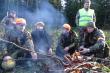 Ta z ogniska pieczona smakuje najlepiej . Kr�tka przerwa na ognisko mi�dzy miotami w kole �owieckim "Ry�'' Gorlice