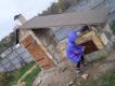 Moja w�dzarnia :) W�dzarnia wymurowana z ceg�y (palenisko z czerwonej, reszta z bia�ej) obmurowana piaskowcem. Palenisko dodatkowo wyklejone p�ytk� szamotow�. Otw�r dymowy z gotowej ceramicznej komin�wki tak jak komin, dodatkowo ca�kowicie oblepiony glin�-bo mam staw obok;) Nad komor� w�dzarnicz� w kominie zrobi�em regulowany szyber. Drzwiczki z deski pod�ogowej z pi�ro wpustem. W drzwiczkach termometr. No i wszystko stoi na do�� solidnym, zbrojonym fundamencie... W tym roku planuj� jeszcze jakie� zadaszenie i �awki obok :) No i piaskowiec p�jdzie jeszcze na pod�o�e  