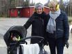 Strzelectwo w Skandynawii jest sportem masowym, i 14% szwedzkich my�liwych to kobiety. Dlatego taki widok na strzelnicy to sprawa nie budz�ca zdziwienia: matka+c�rka+wnuk. Najlepsze s�uchawki ma osesek :-)
P.S. Uzyska�em zgod� obu pa� na zmieszczenie tego zdj�cia na portalu.
