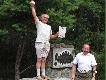 DRUGI Z�OTY LI�� D�BU A. KARPI�SKIEGO!
09.lipca br. na strzelnicy im. Jana Wendy w Plaskoszu ko�o Tucholi ,odby�y si� kolejne zawody strzeleckie o Z�oty Li�� D�bu organizowane przez Nadle�nictwo Tuchola. Zawody te niestety maj� charakter zamkni�ty i nie wszyscy zaproszeni w tym roku przyjechali . Przed rozpocz�ciem zawod�w organizator uprzedzi� strzelaj�cych, �e na przelotach jest skr�cony dolot rzutk�w ,a na osi my�liwskiej rzutki chodz� nie za wysoko, a wr�cz ,,kosz� traw� ‘’. By�y te� problemy z zaj�cem ,ale dla Kolegi Andrzeja Karpi�skiego te przeszkody i utrudnienia nie sprawi�y k�opot�w i z wysokim wynikiem – 478p./500 ,chyba najlepszym w tym sezonie i wynikiem w kuli 193/200 p. wygra� zawody otrzymuj�c od Burmistrza Tucholi Puchar i Z�oty Li�� D�bu z numerem -15 ( odlew -25g. Au-585 ) oraz puchar za najlepsz� kul� . Andrzej Karpi�ski b�dzie ju� po raz drugi wpisany na d�bowej desce laureat�w tego wspania�ego trofeum ,bo pierwszy Z�oty Li�� D�bu zdoby� w 1998 roku . Wielkie gratulacji dla Andrzeja i �ycz� jemu jeszcze wi�kszych sukces�w strzeleckich w tym i nast�pnych sezonach ! Darz B�r !