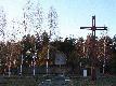A ten pomnik upami�tniaj�cy poleg�ych �o�nierzy znajduje si� w g��bi las�w Nadle�nictwa Rusz�w (do najbli�szej miejsowo�ci ok. 5km) 