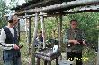W�odek Glinka "rze�bi" zaj�ca.