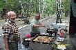 Mistrzowie kuchni ,uwijaj� si� w pocie czo�a,�eby zaspokoi� g��d takiej gromady g�odomor�w.